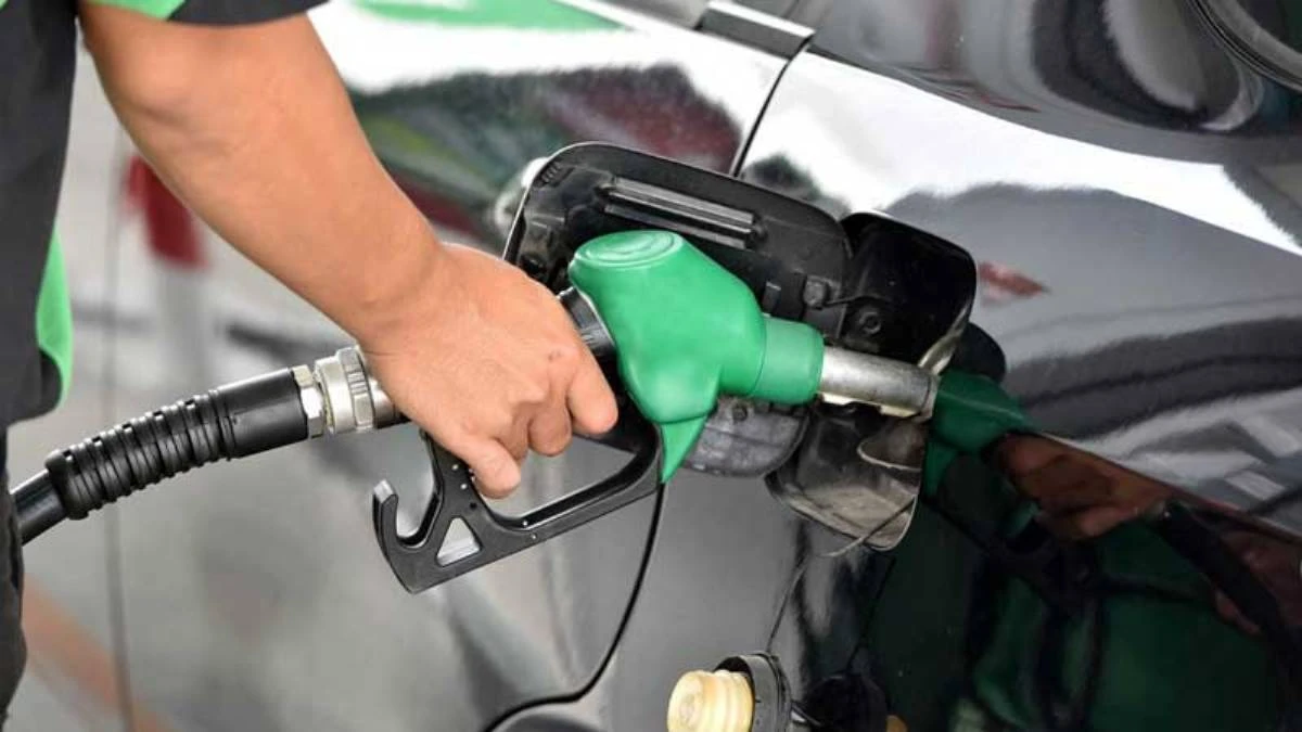 Automobilista durante un rifornimento di carburante al distributore