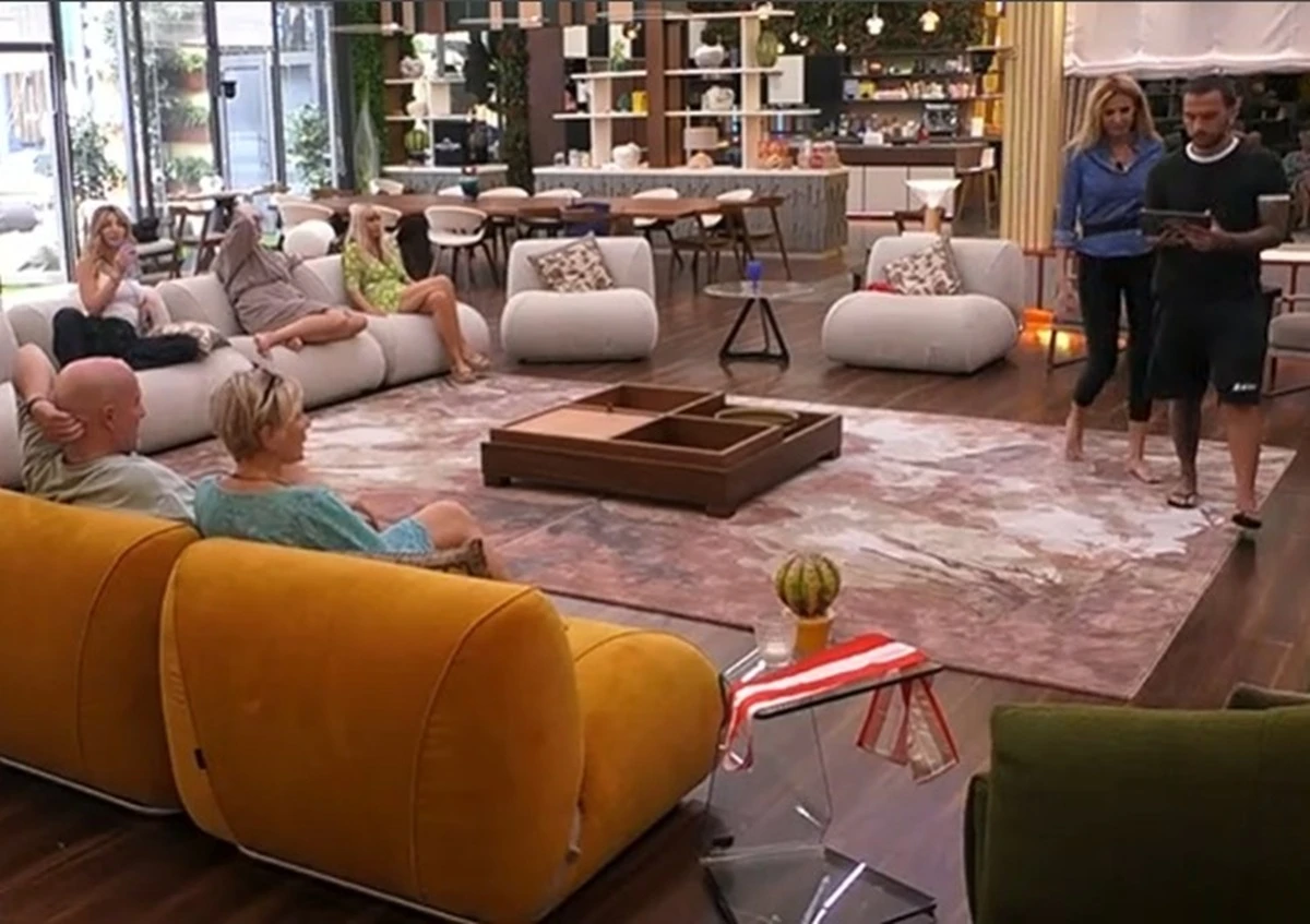 Concorrenti del Grande Fratello Vip riuniti in Casa durante la giornata