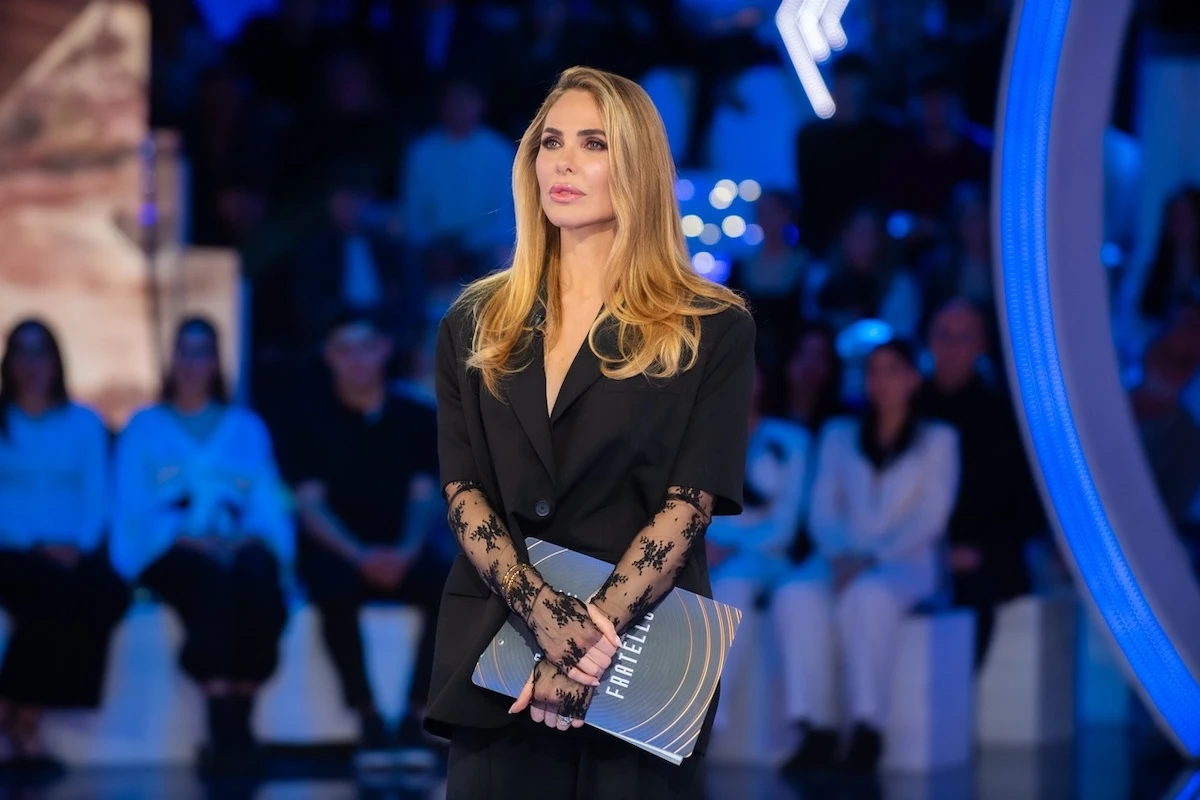 Studio del Grande Fratello Vip con la conduttrice durante la diretta