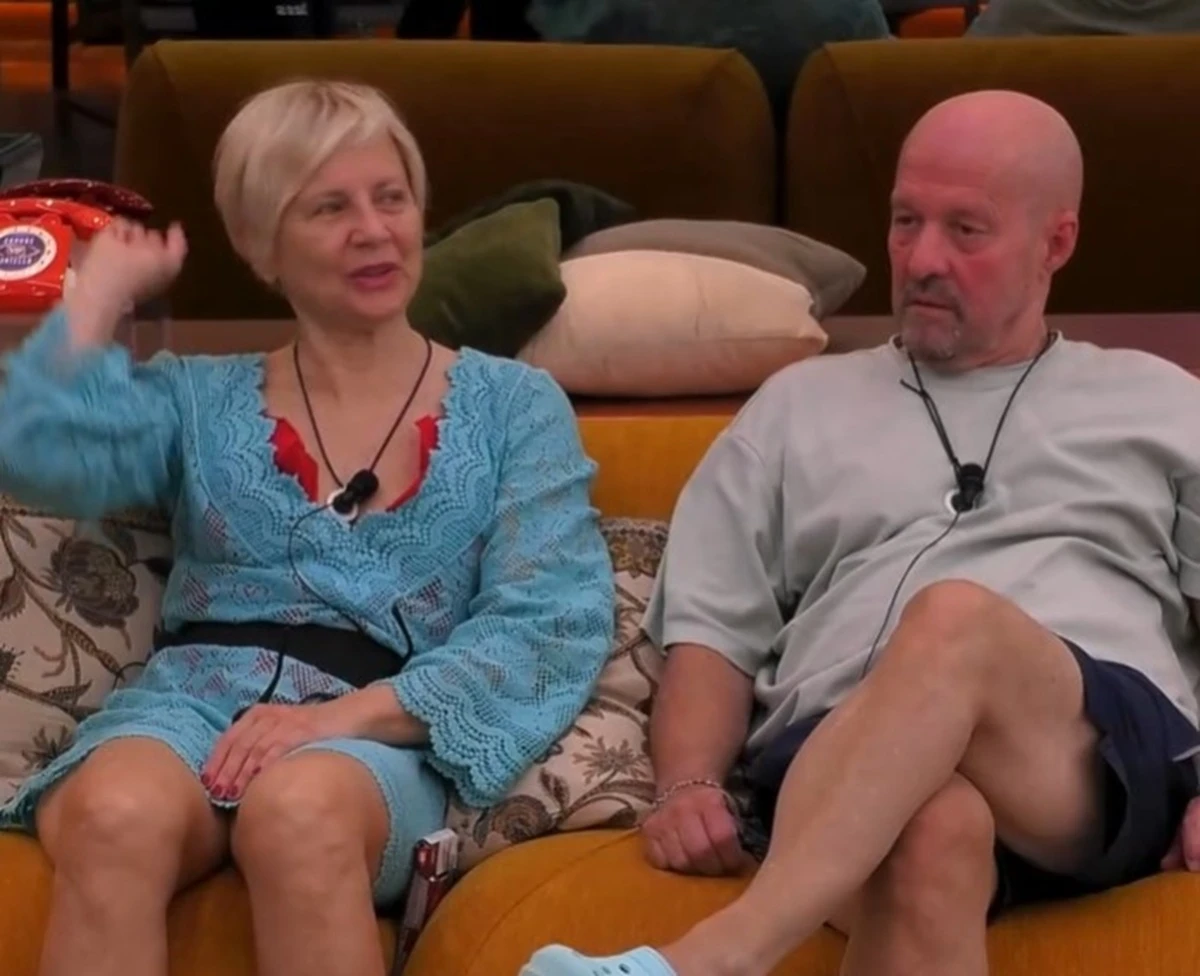 Area cucina del Grande Fratello Vip con i concorrenti durante le attività quotidiane