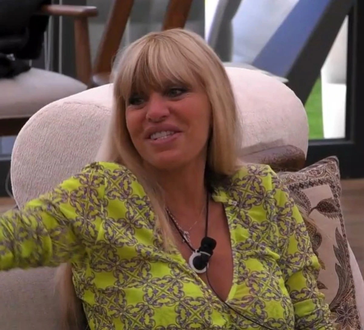 Concorrenti del Grande Fratello Vip in salotto durante una comunicazione ufficiale