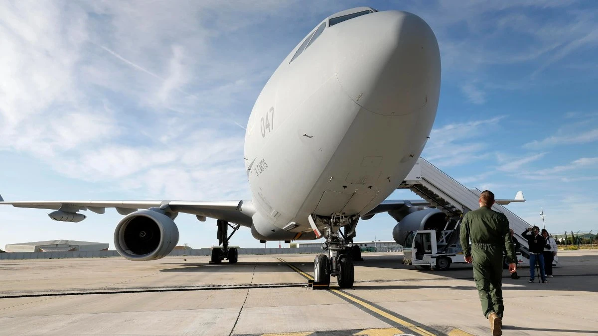 Rottami di un aereo militare dopo lo schianto su una scogliera