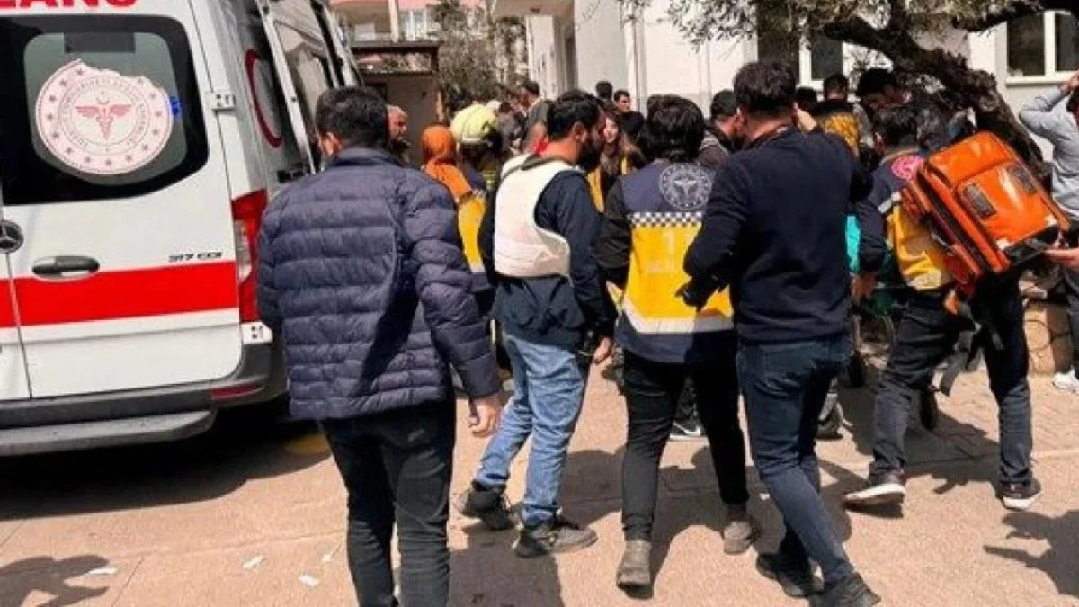Forze dell’ordine e soccorsi davanti alla scuola media Ayser Calik a Kahramanmaras