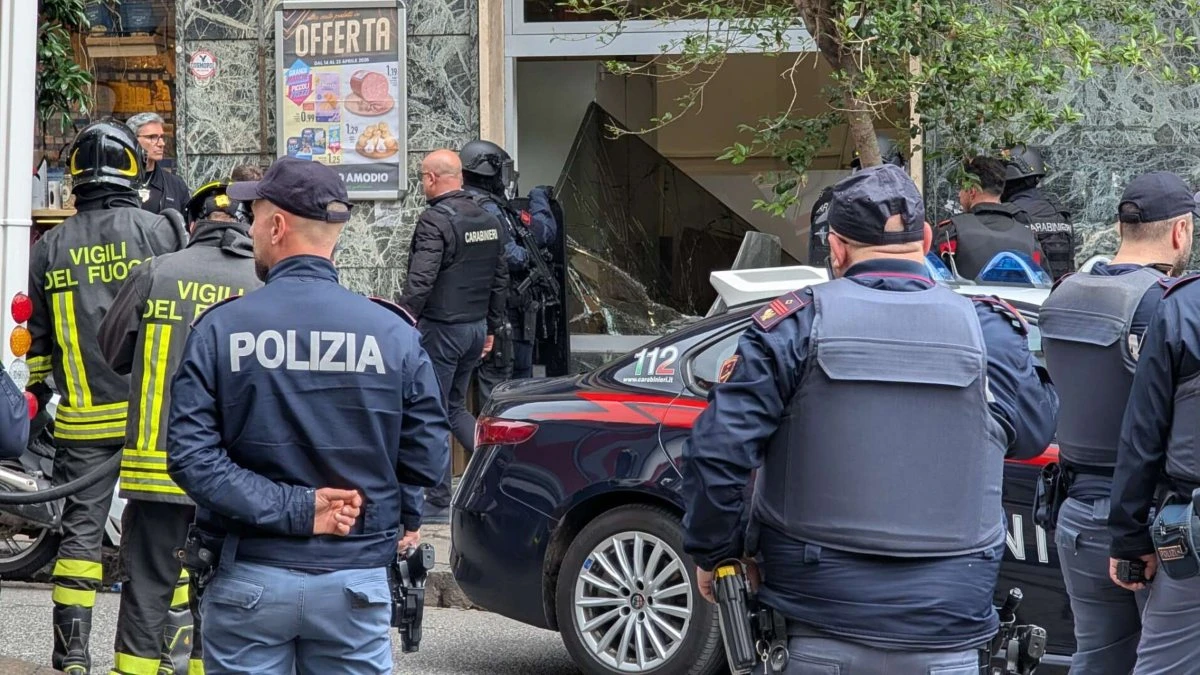 Rapina nella filiale Credit Agricole in piazza Medaglie d’Oro al Vomero, Napoli