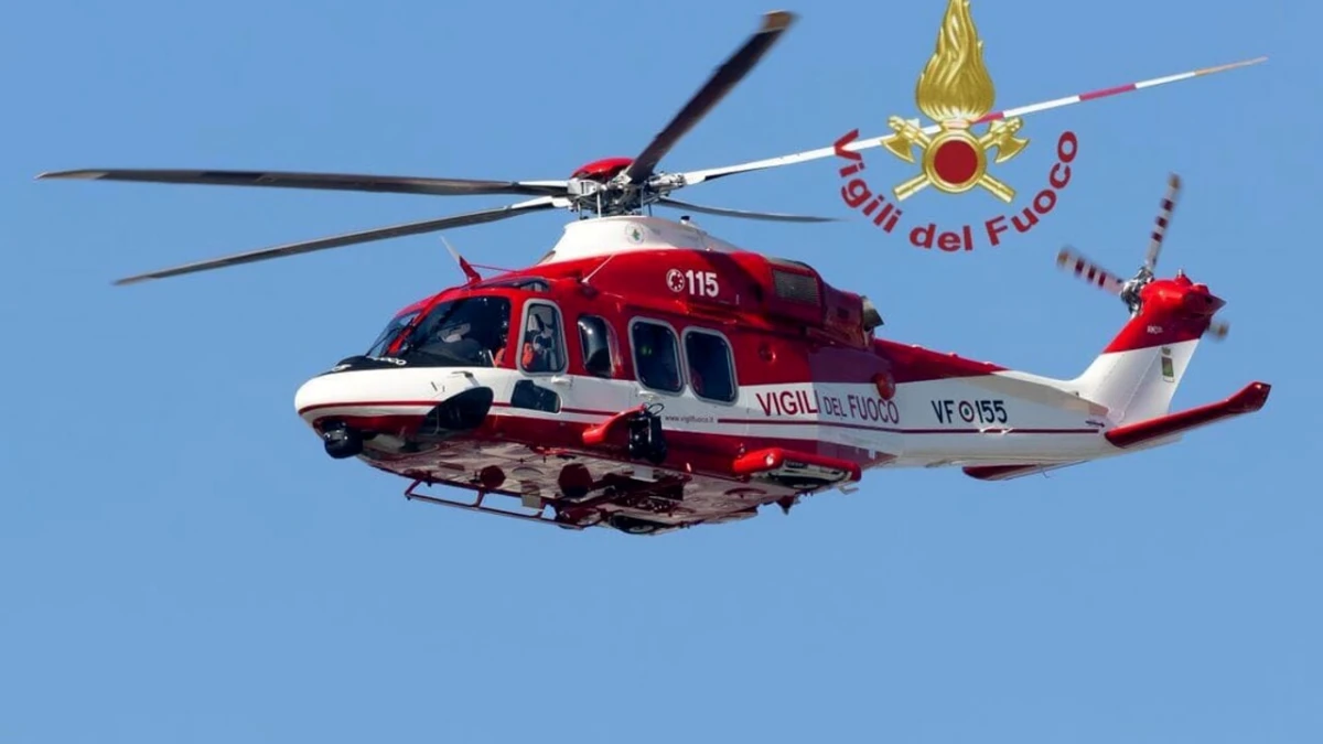 Incendio nella sede dell’Agenzia delle Entrate in piazza Matteotti a Napoli, colonna di fumo visibile nel centro città