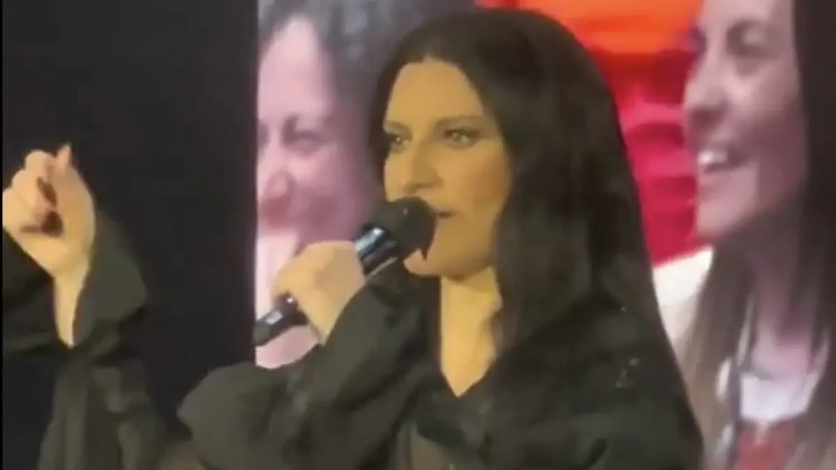 Laura Pausini sul palco alla Movistar Arena di Madrid durante il concerto