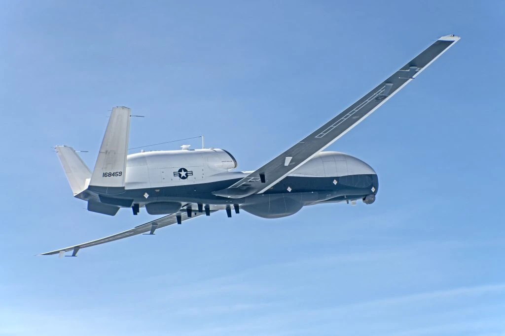 Drone militare statunitense MQ-4C Triton in volo durante una missione di sorveglianza