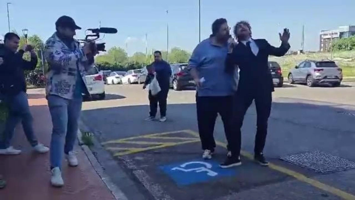 Mario Adinolfi a Prato durante un confronto con l'inviato de Le Iene