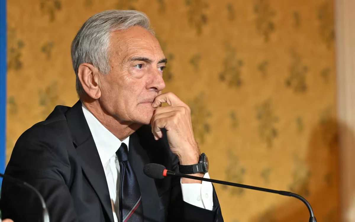 Gabriele Gravina durante un incontro istituzionale della FIGC