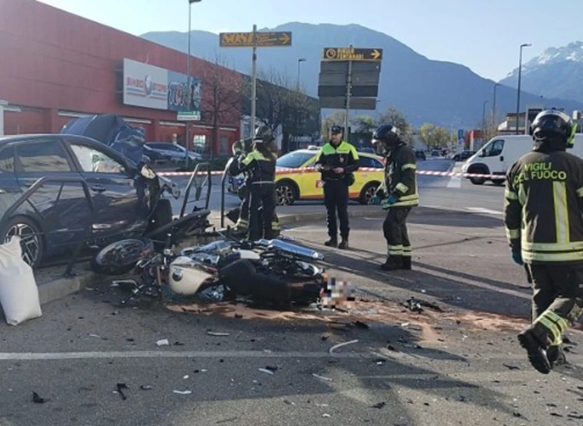 Intervento dei soccorsi e rilievi della polizia locale sul luogo dell'incidente in via Maccani