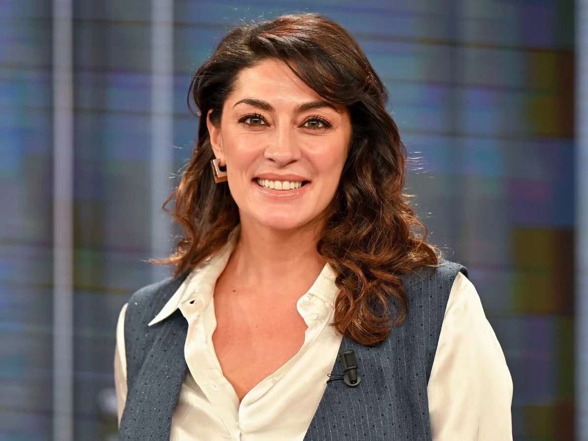 Elisa Isoardi in primo piano durante una trasmissione