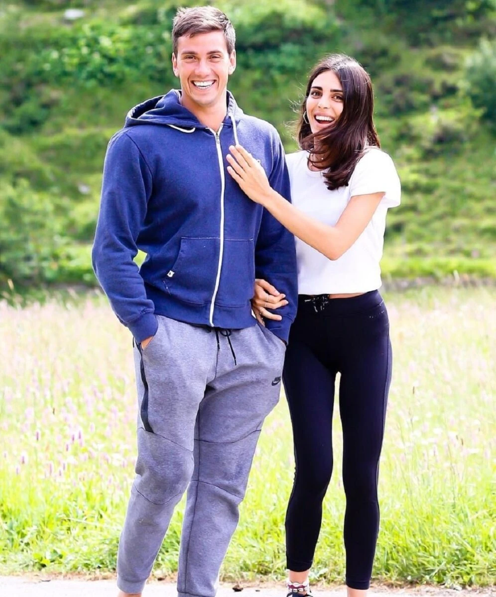 Luigi Berlusconi e Federica Fumagalli durante una passeggiata a Milano