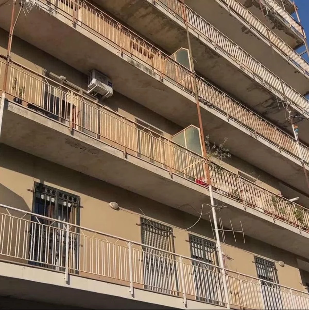 mamma figli giù balcone compagno rompe silenzio