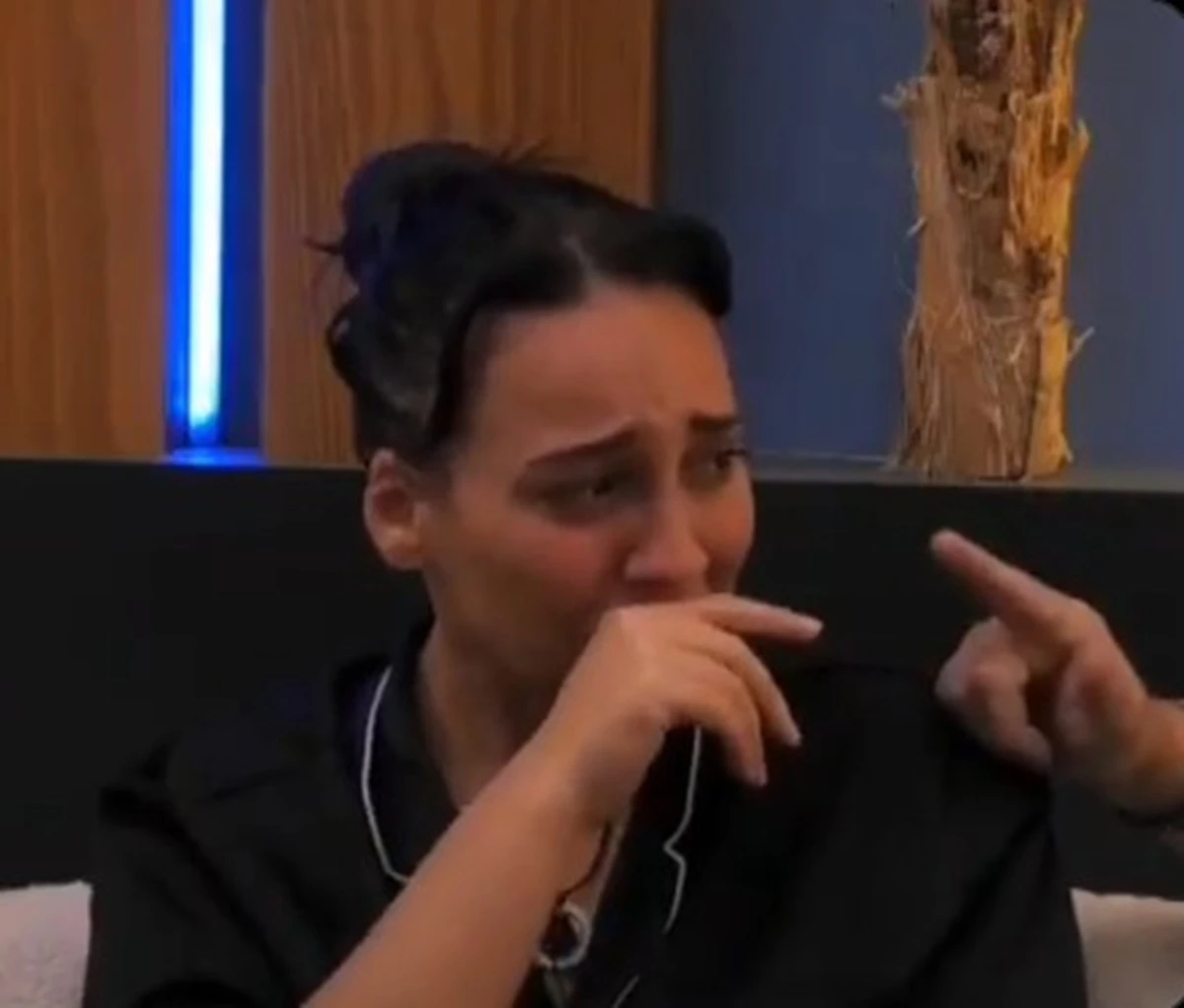 Grande Fratello Vip, concorrenti ripresi durante un confronto