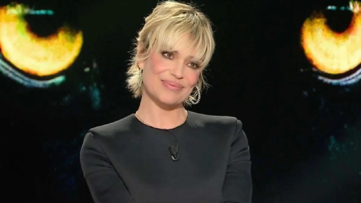 Micaela Ramazzotti nello studio di Belve durante il racconto degli episodi del passato