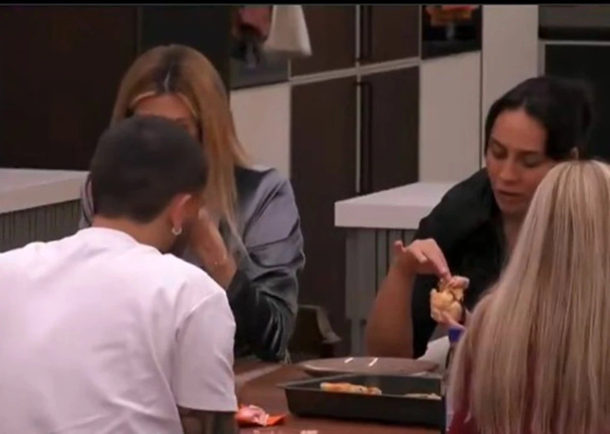 Paola Caruso durante un momento di confronto nel reality