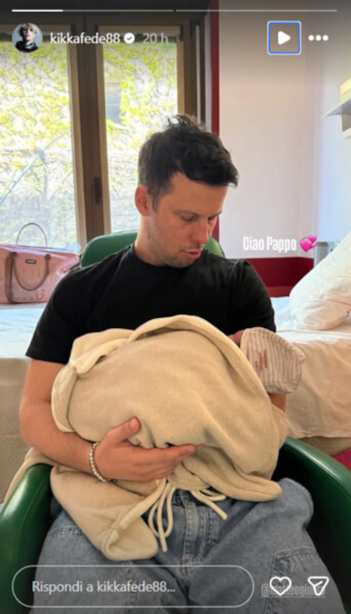 Matteo Giunta con la neonata Rachele in braccio