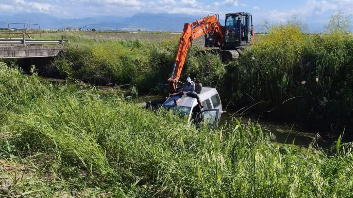 Pulmino finito fuori strada in un canale durante un incidente