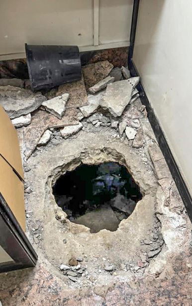 Rapina a Napoli, diffuso il video: come sono entrati i banditi e la dinamica del colpo in banca