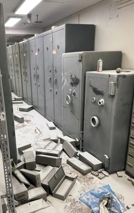 Rapina a Napoli, diffuso il video: come sono entrati i banditi e la dinamica del colpo in banca