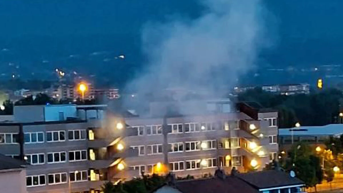 Fiamme e fumo nella notte dopo l'esplosione vicino al tribunale di Ivrea