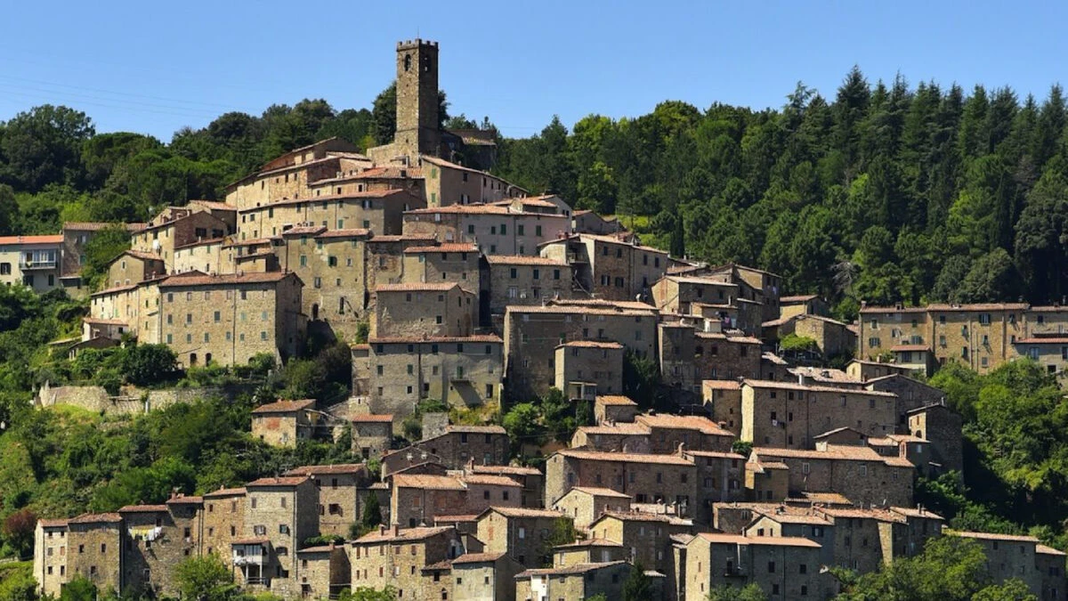 Notte in Toscana: case illuminate dopo una scossa di terremoto