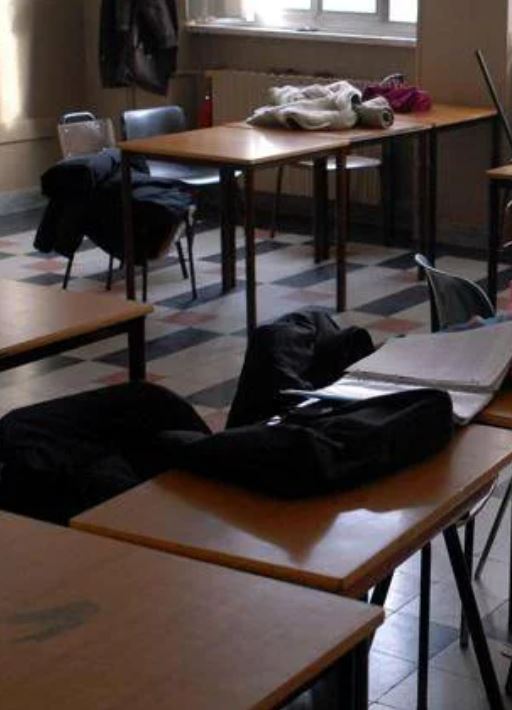 Pisa, aggressione a scuola: studentessa ferita al collo con le forbici da una compagna