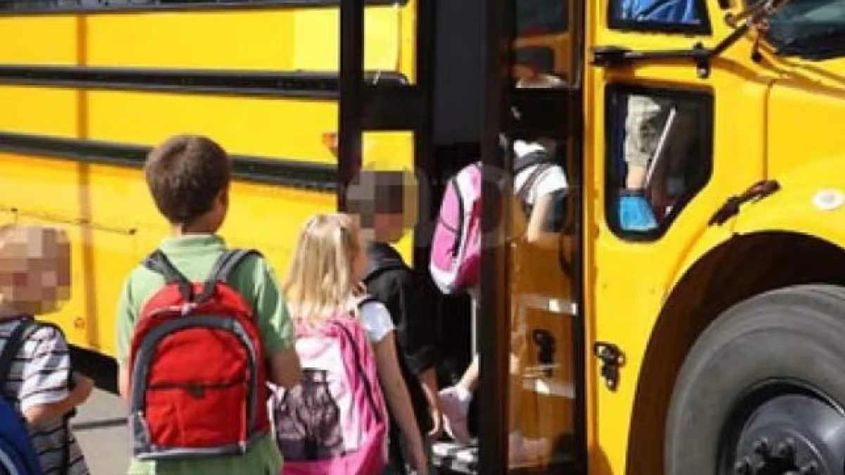 Scuolabus giallo in strada