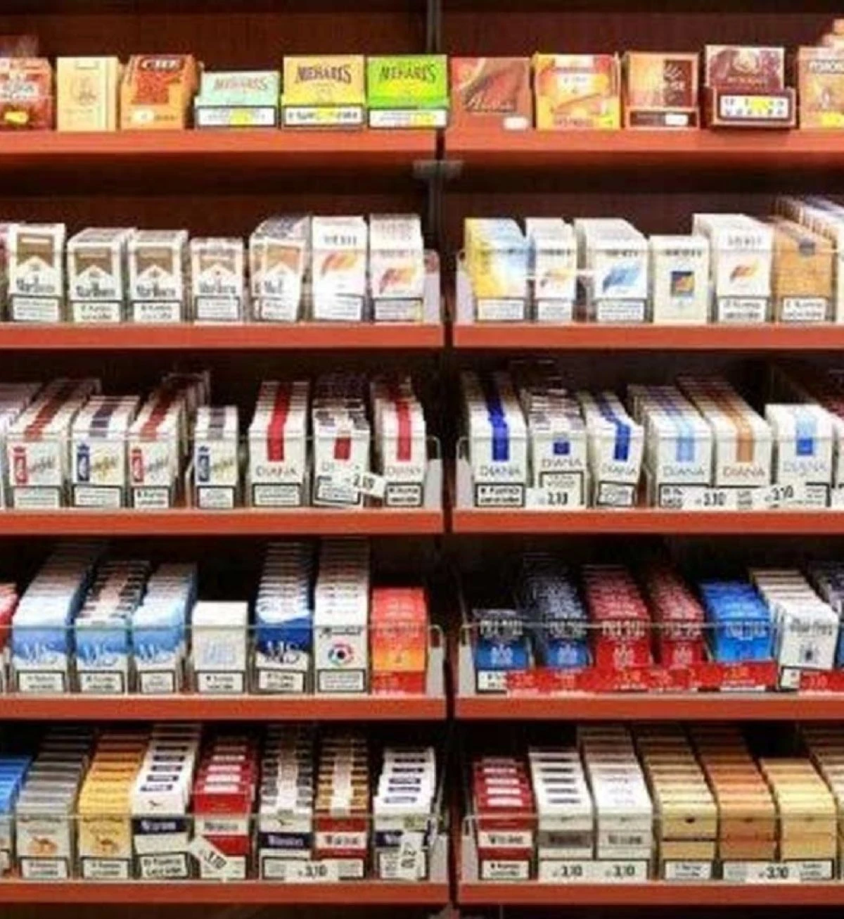 Pacchetti di sigarette e tabacco con indicazione di aumenti dei prezzi nel 2026