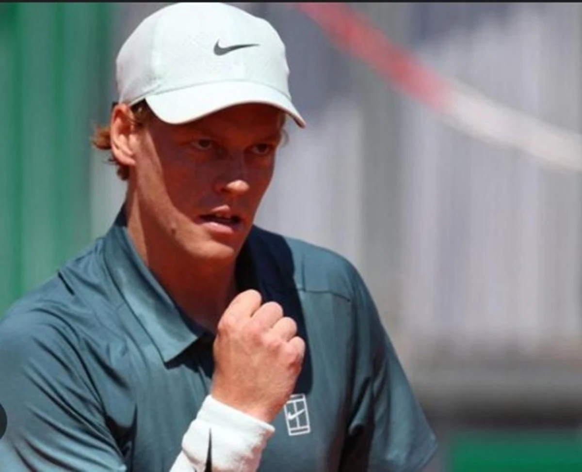Jannik Sinner durante il match contro Tomas Machac a Monte Carlo
