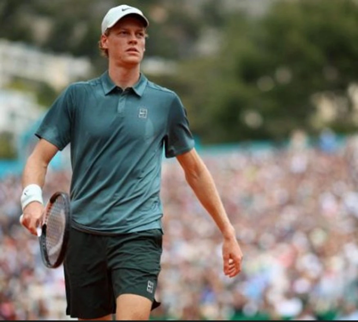 Jannik Sinner in campo durante il torneo di Monte Carlo