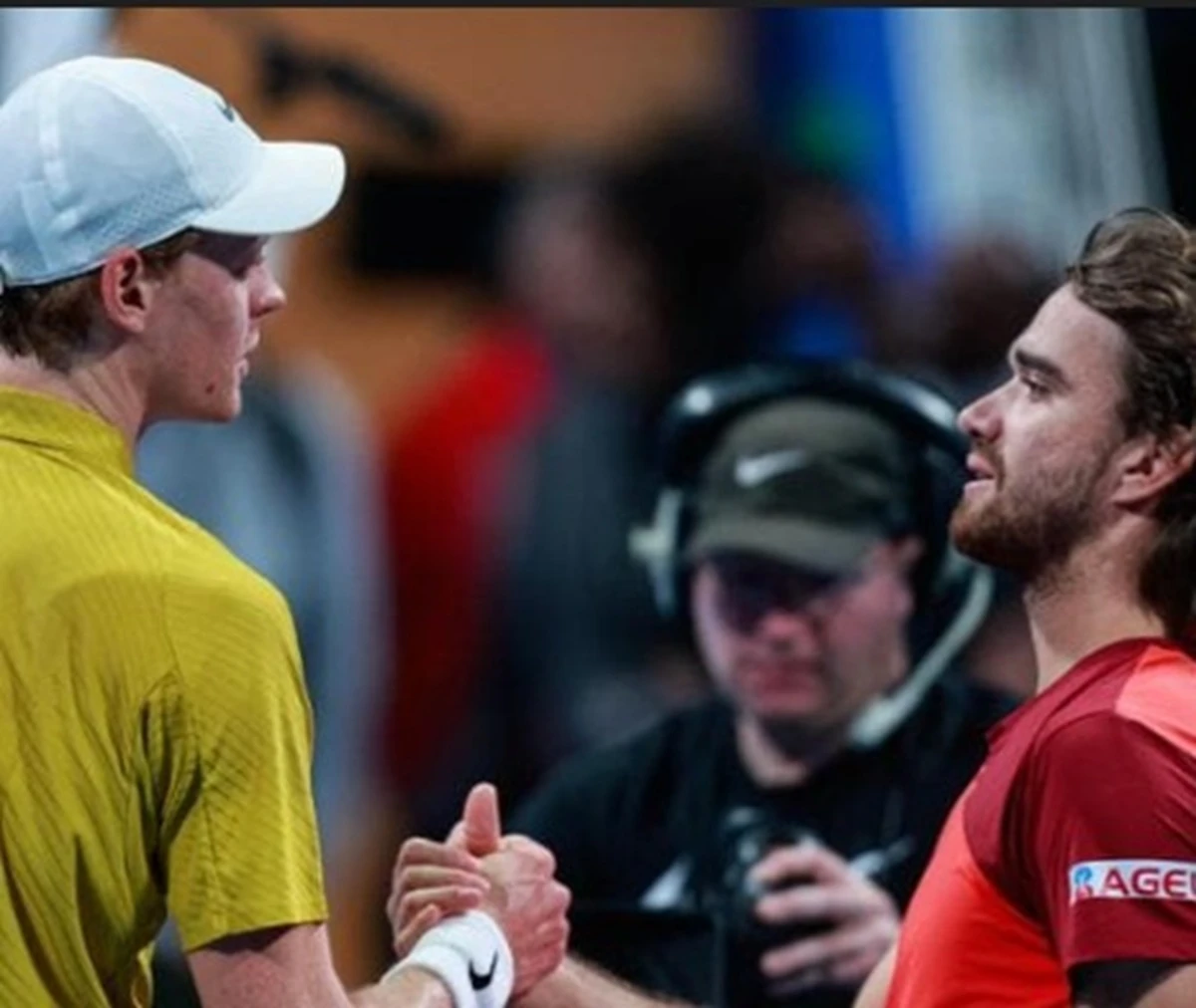 Assistenza medica a Jannik Sinner durante la partita a Monte Carlo
