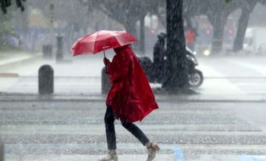 Temporale in città con nubi scure e pioggia intensa