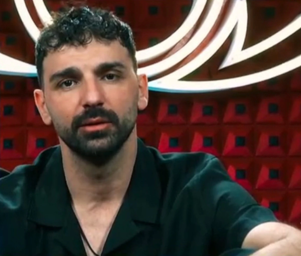 Raimondo Todaro al Grande Fratello Vip durante un confronto in Casa