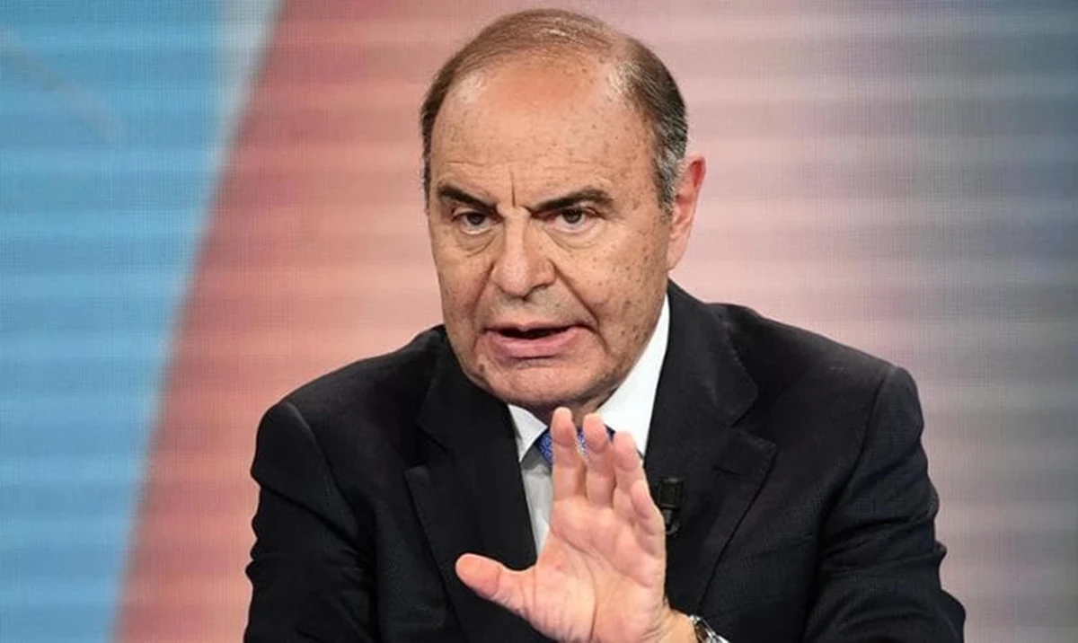 Bruno Vespa in studio durante una puntata televisiva