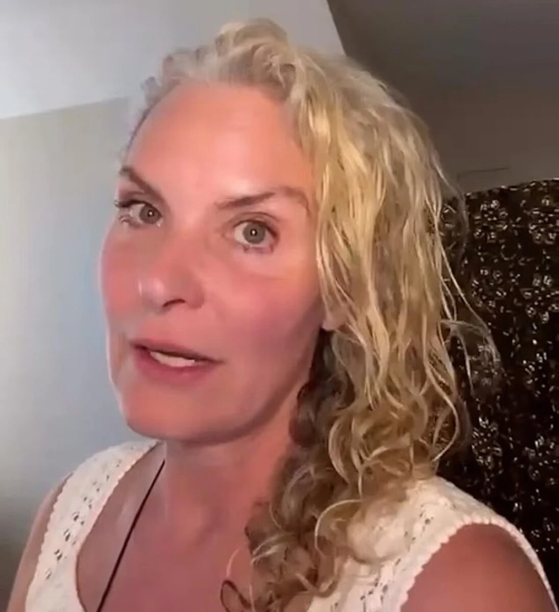 Tracy Shaw con un foulard durante una visita in ospedale