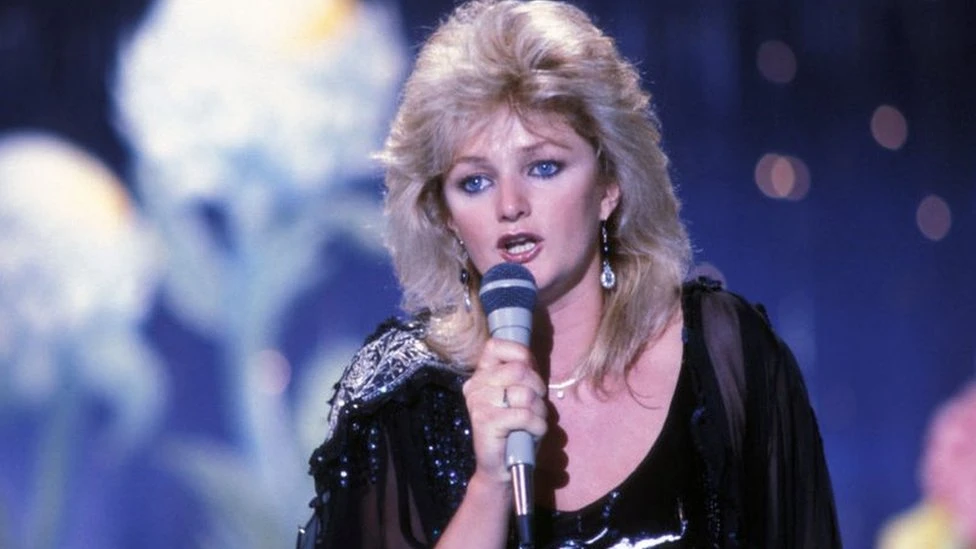 Bonnie Tyler sul palco durante un concerto, immagine d'archivio