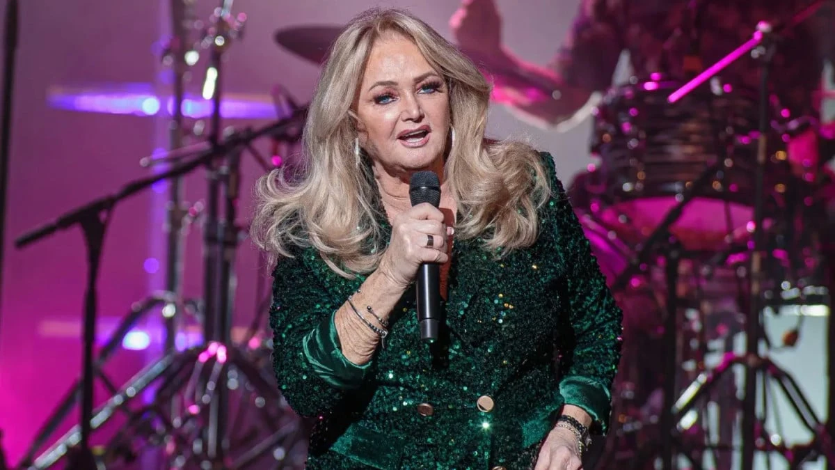 Bonnie Tyler in una fotografia legata al ricovero e alle notizie sulle sue condizioni