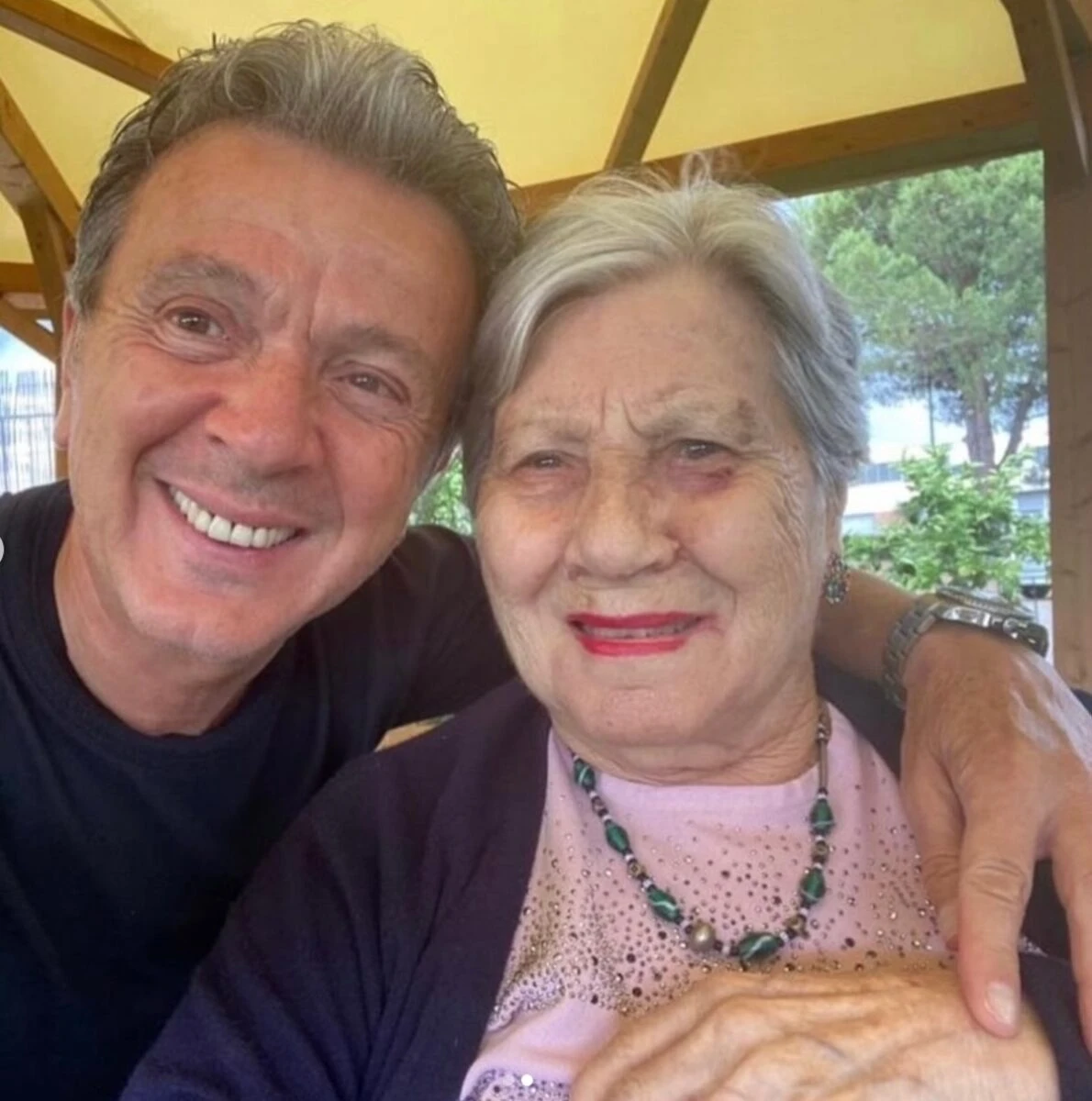 Un’immagine intensa che ritrae Pupo in un momento personale