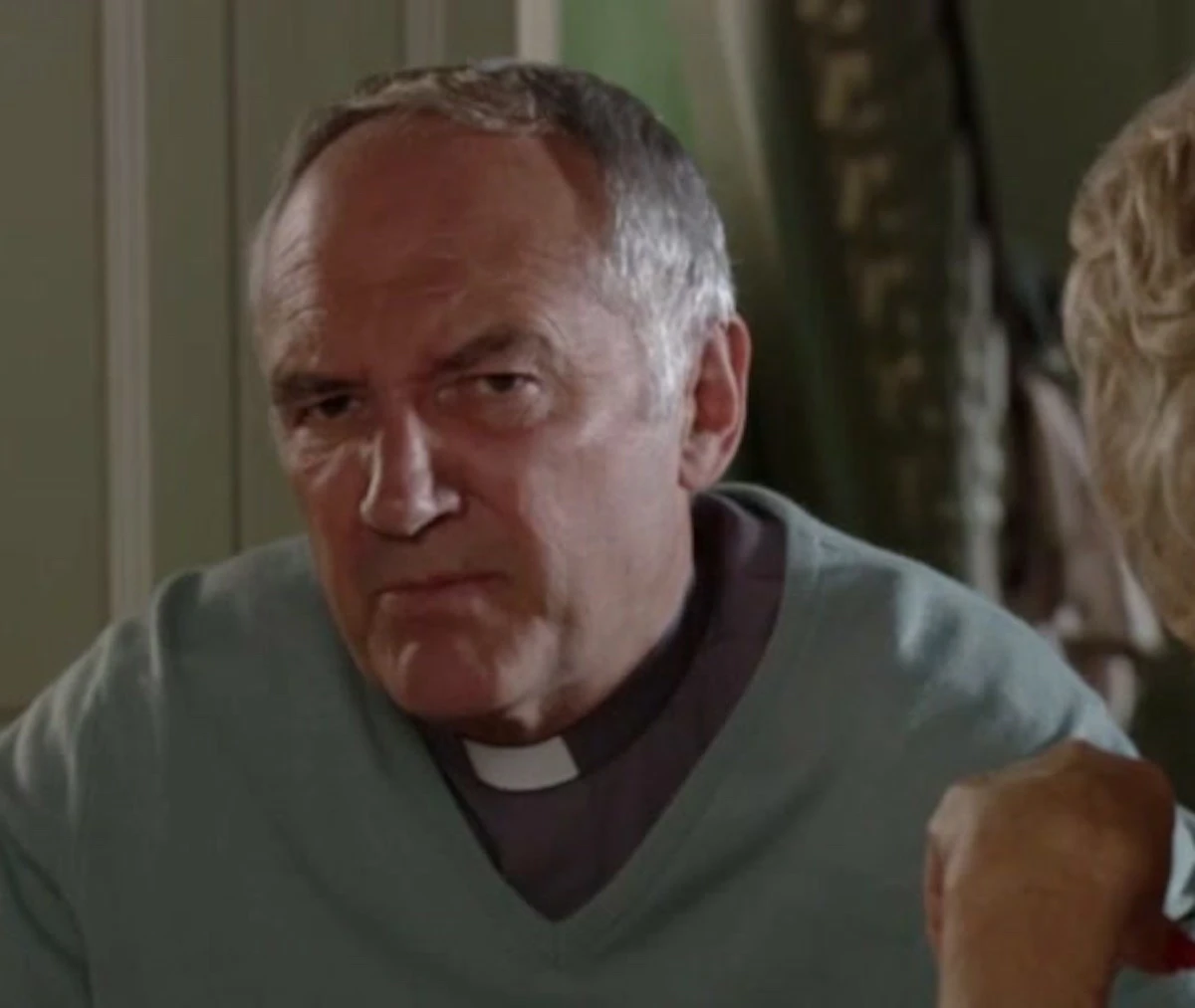 Michael Keating in una scena televisiva