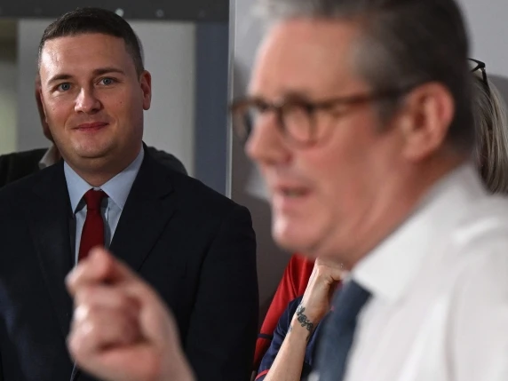 Wes Streeting e Keir Starmer durante un evento istituzionale