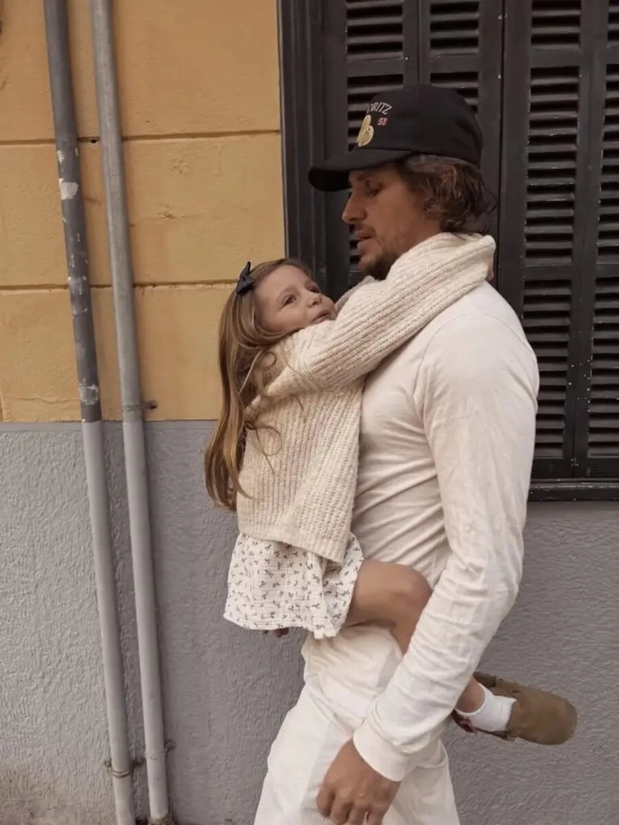 Jake Hall in una foto recente condivisa durante la vacanza