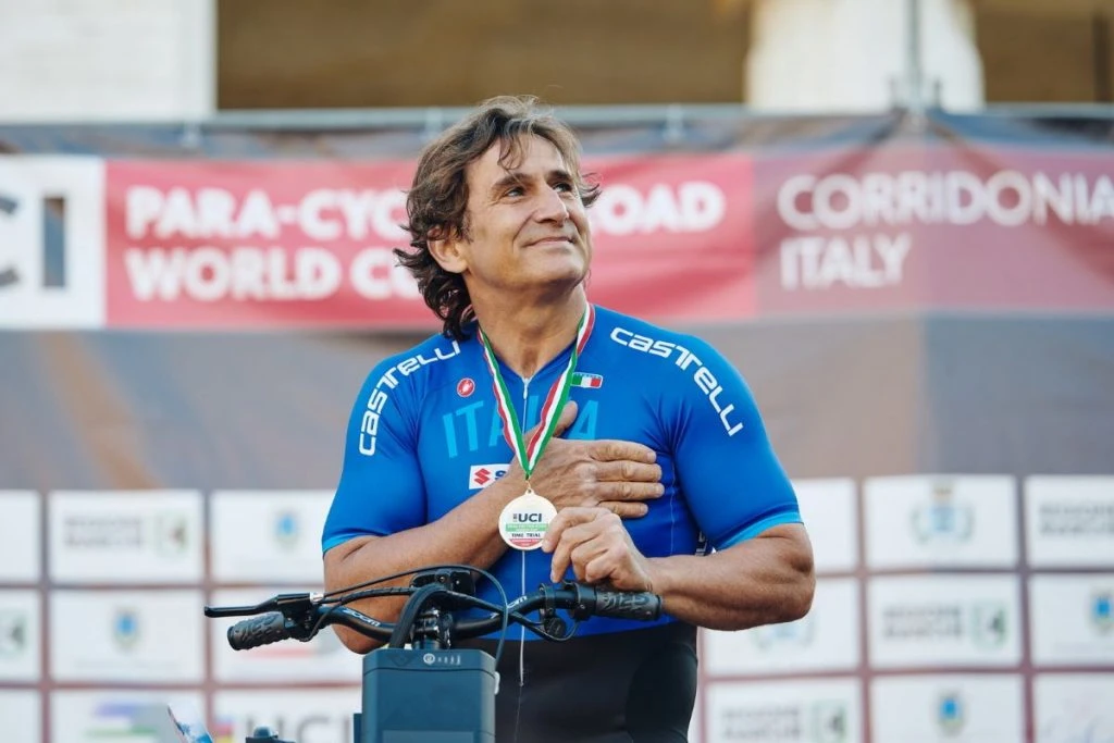 Alex Zanardi in una fotografia durante un evento sportivo
