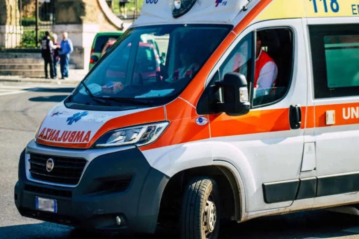 Ambulanza del 118 intervenuta per i soccorsi davanti al Ministero dell’Interno a Roma