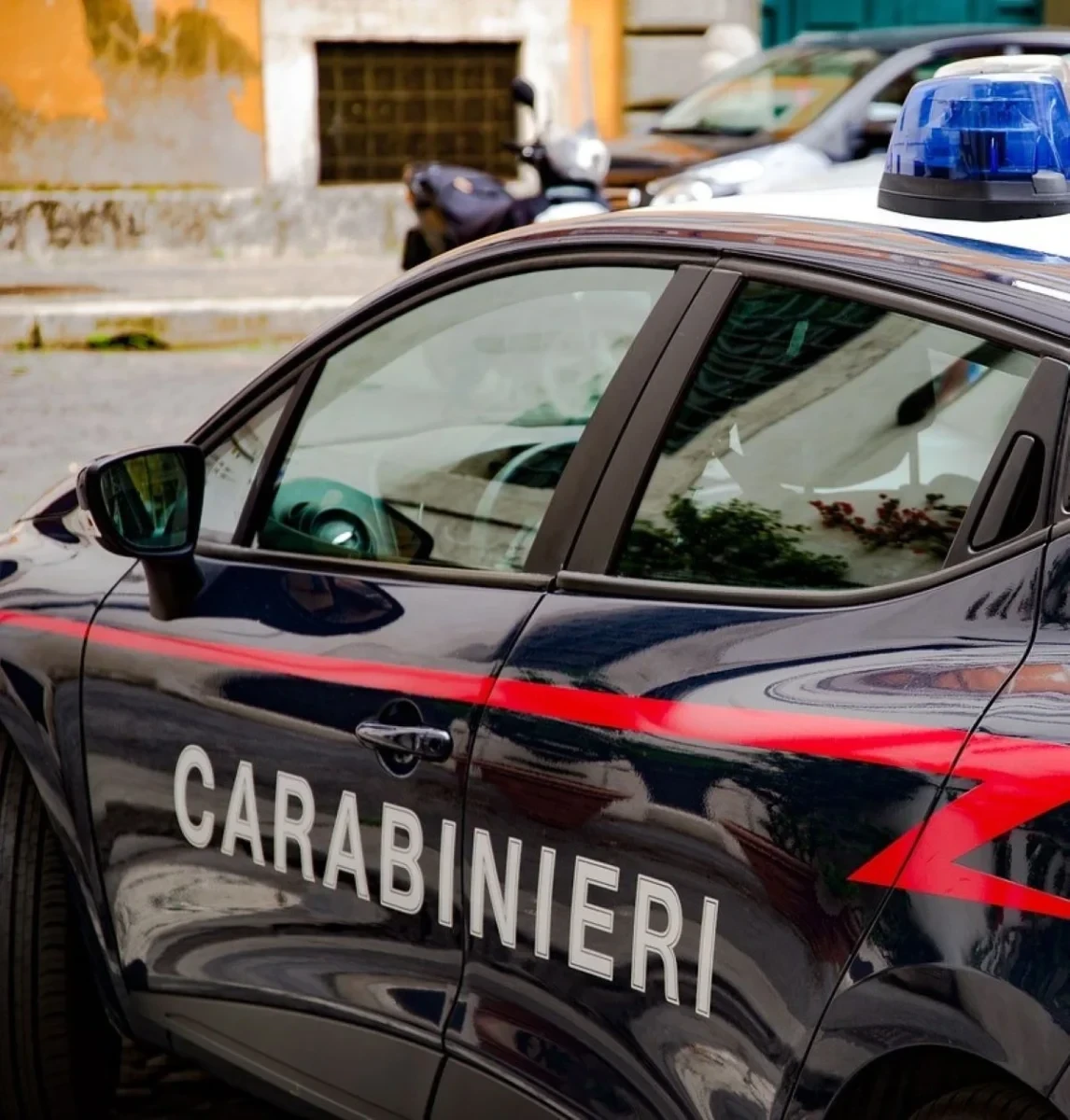 Carabinieri durante attività di controllo e indagine