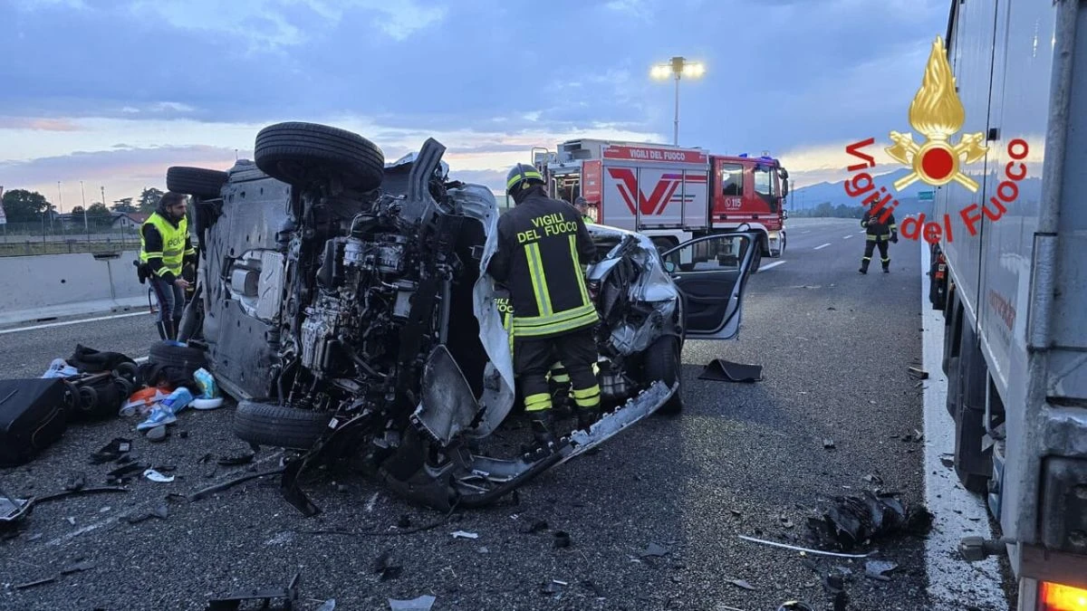 Intervento di soccorso dopo un incidente stradale in autostrada