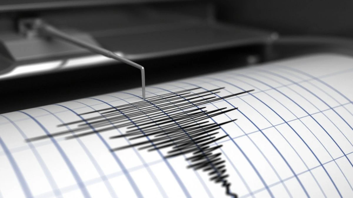 Persone all’aperto dopo una scossa di terremoto avvertita in diverse aree del Sud-Est asiatico