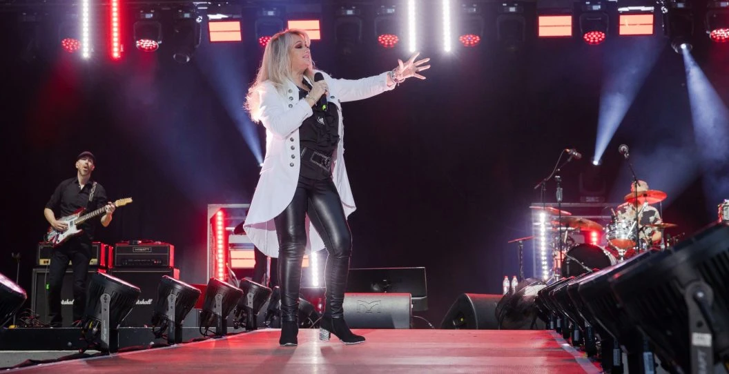 Ritratto di una celebre cantante internazionale durante un evento pubblico
