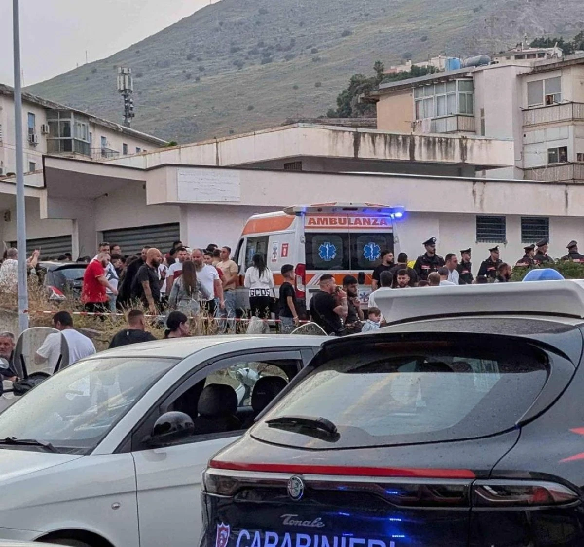 Carabinieri sul luogo dell'omicidio in Largo Paladini a Palermo