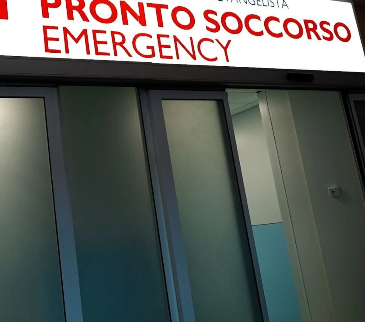Ingresso di un ospedale, simbolo di ricovero d'urgenza